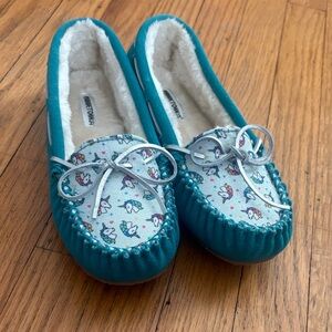 Minnetonka Kids Teal Slippers with Patterned Bow